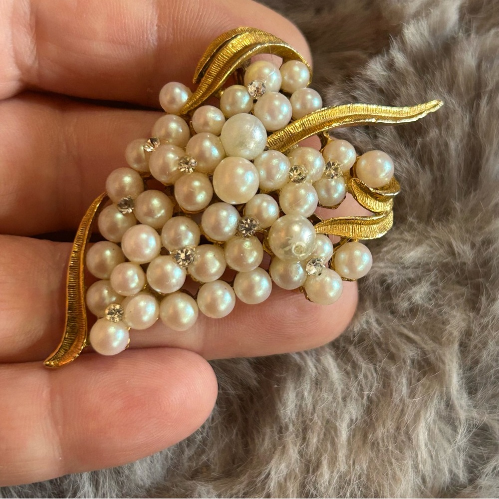 Vintage faux pearl clear rhinestone accent brooch - Picture 2 of 4
